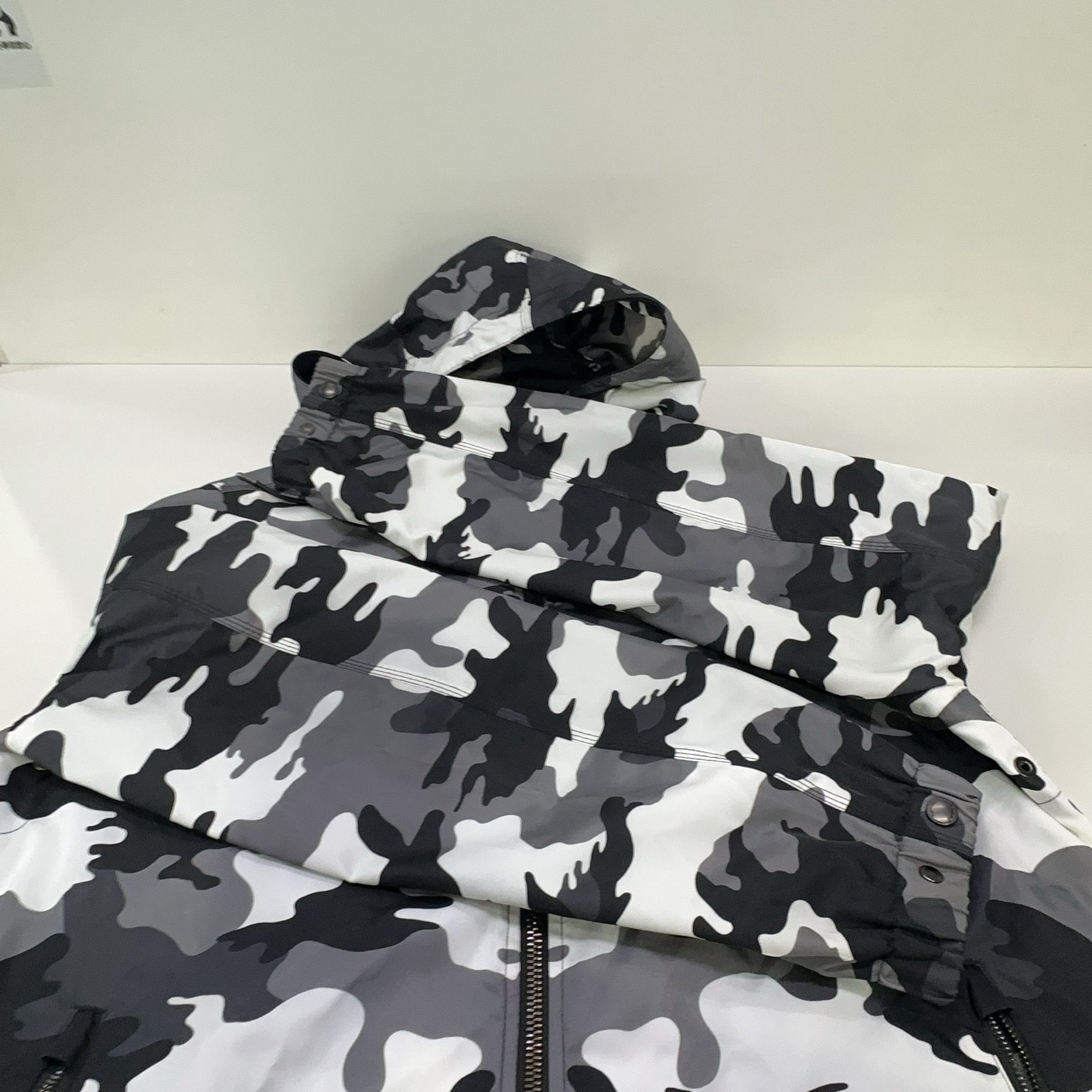 Burberry Burberry Camo Logo Zip Hoodie Jacket Size L Size US L / EU 52-54 / 3 - 6 Thumbnail