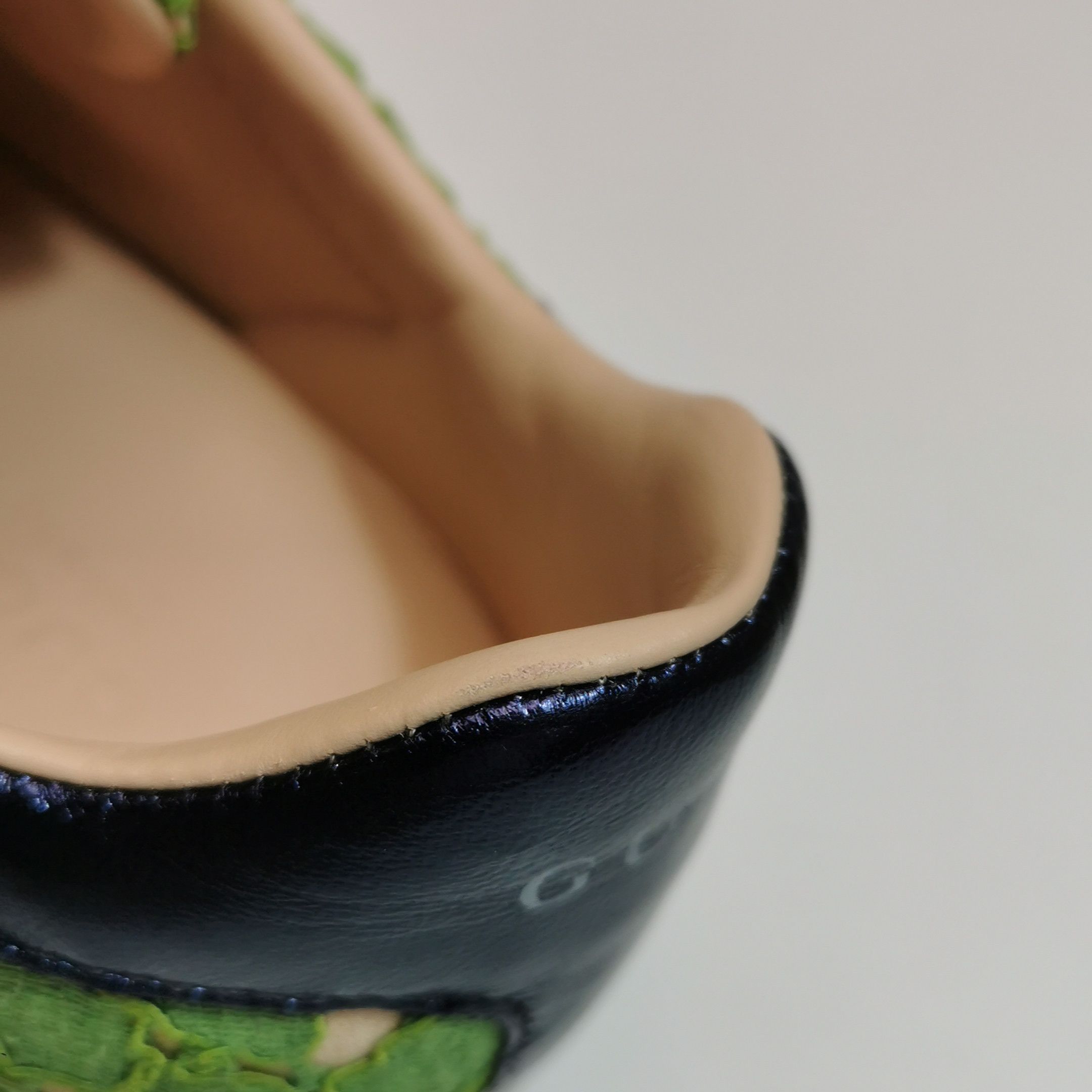 Gucci Gucci Women 5 Lowtop Sneakers Size US 5 / IT 35 - 7 Thumbnail