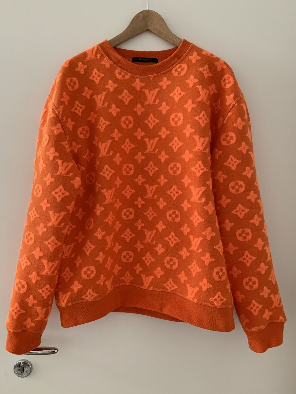 The sweater Louis Vuitton Sweater Monogram orange worn by Chris