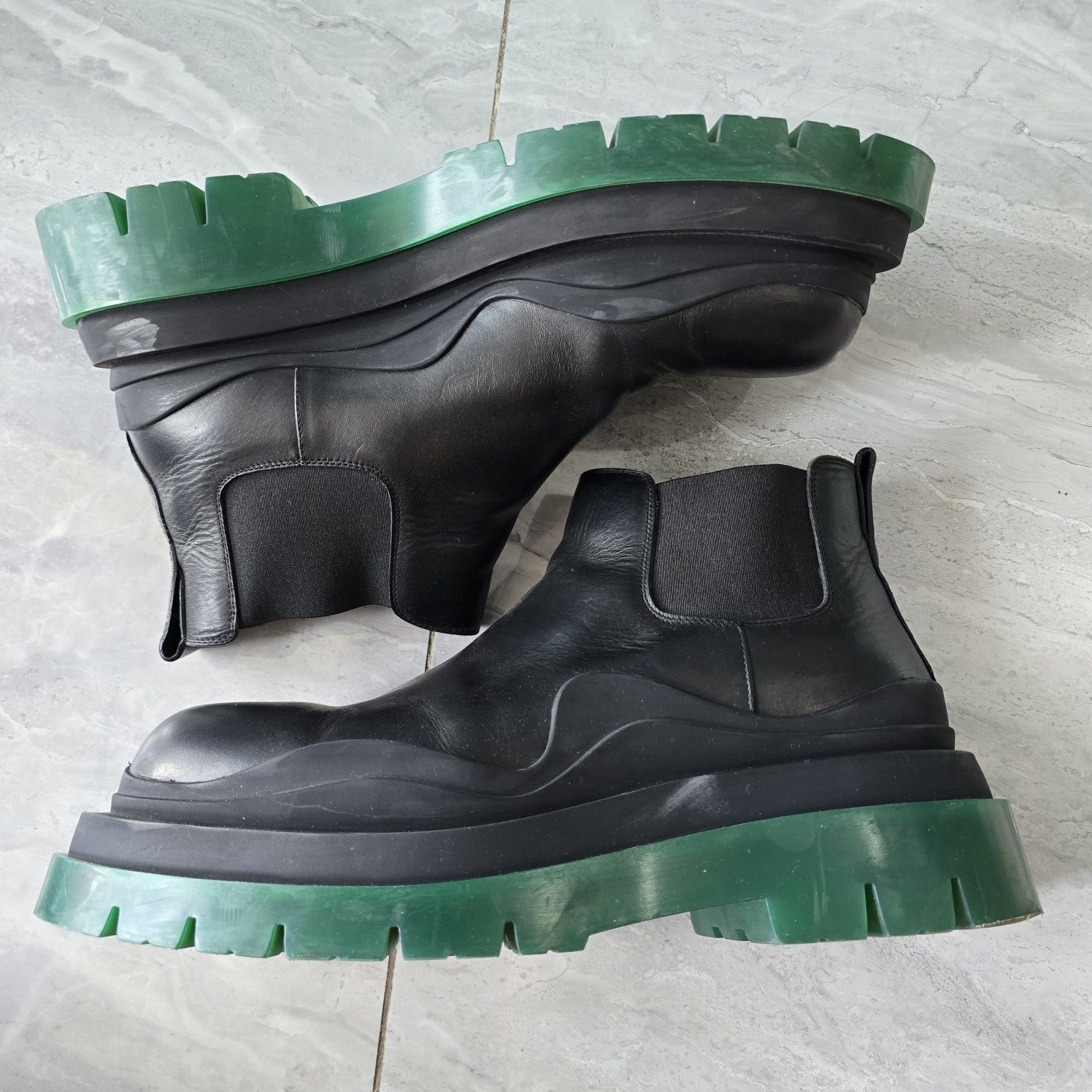 Bottega Veneta Black Leather Tire Chelsea Boots Green Lug Sole 42 US 9 Bottega Veneta Bottega Veneta Tire Chelsea Boots Size 9  main image 3