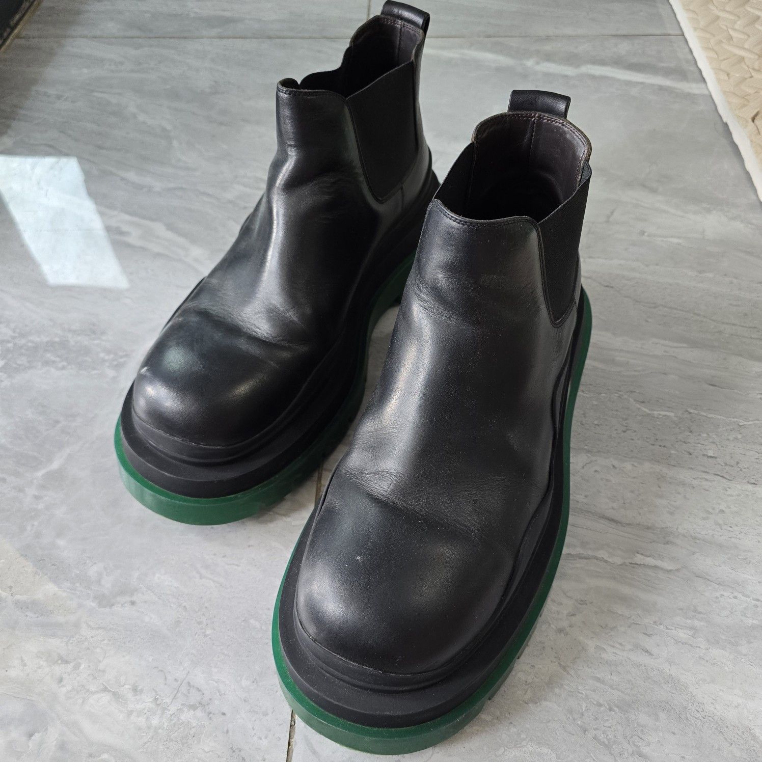 Bottega Veneta Black Leather Tire Chelsea Boots Green Lug Sole 42 US 9 Bottega Veneta Bottega Veneta Tire Chelsea Boots Size 9  main image 2