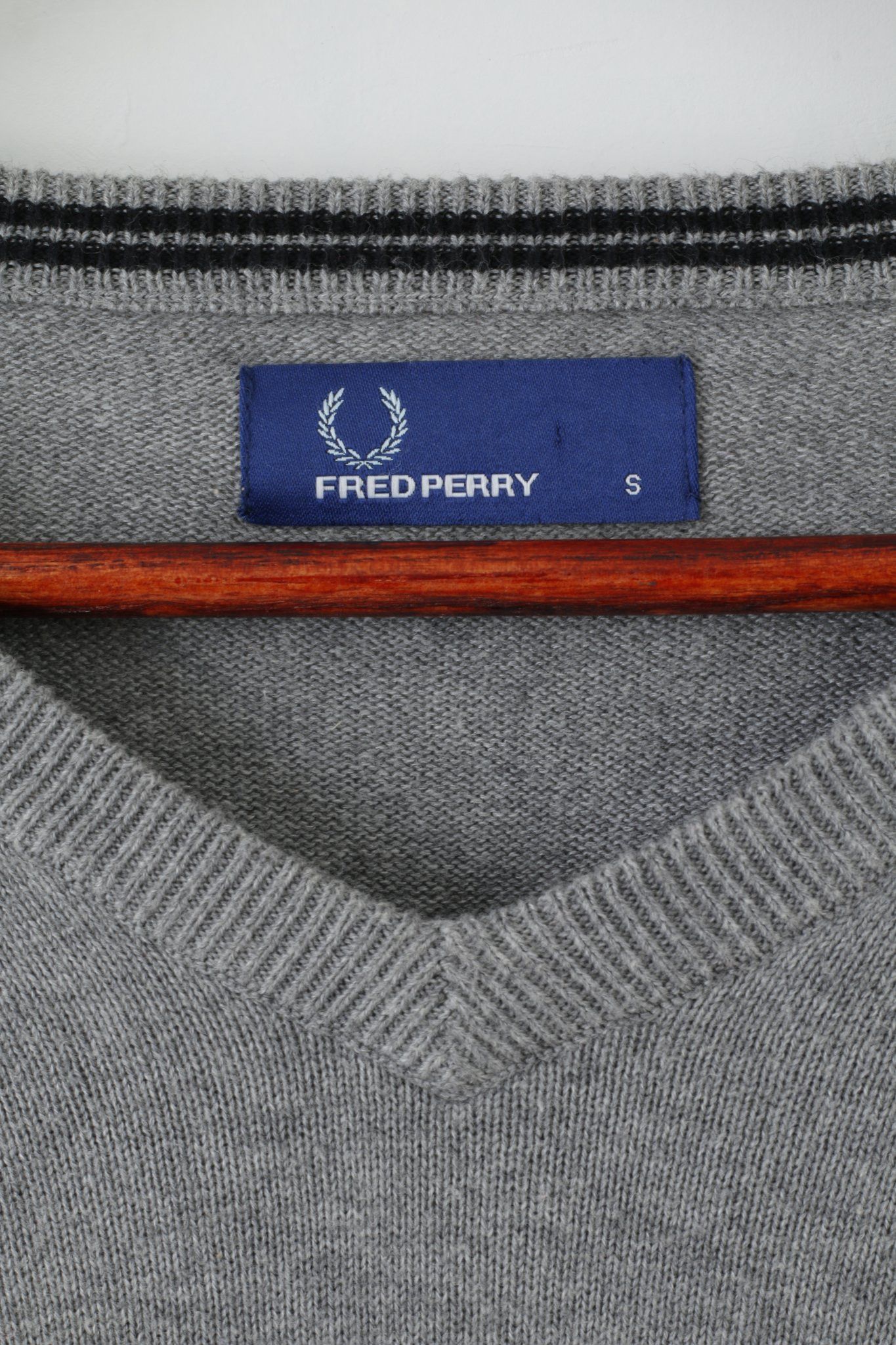 Fred Perry Fred Perry Mens S Jumper Grey Cotton V Neck Plain Sweater Size US S / EU 44-46 / 1 - 4 Thumbnail