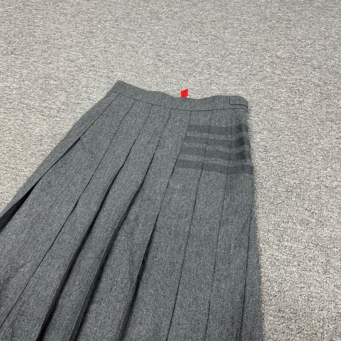 Thom Browne Thom Browne 4-Stripe High-Waist Pleated Skirt Size 40" / US 18 - 3 Thumbnail
