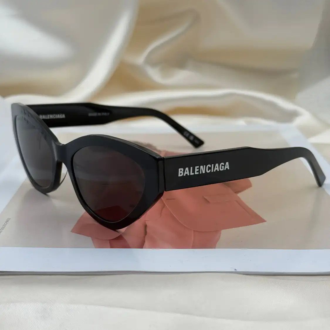 Balenciaga BALENCIAGA black cat-eye letterLOGO sunglasses Size ONE SIZE - 3 Thumbnail