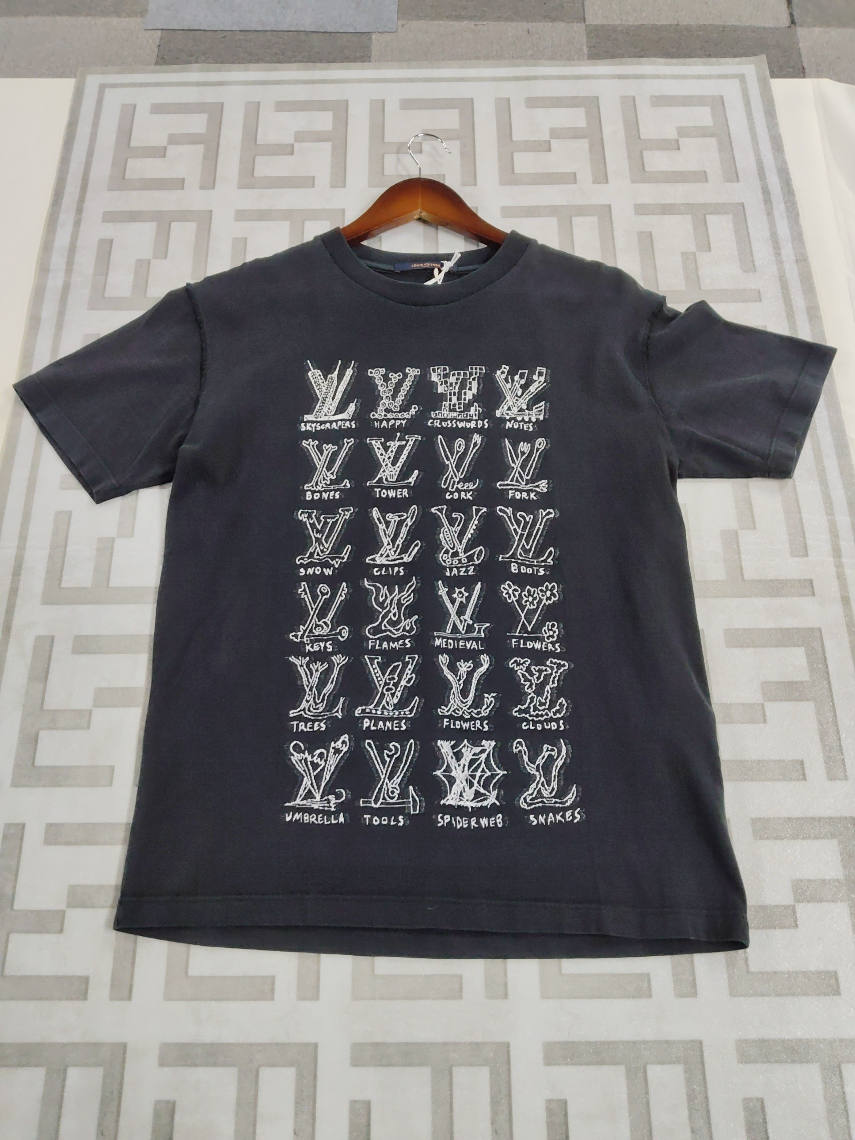 Louis Vuitton Louis Vuitton Graphic Logo T-Shirt Size M Size US M / EU 48-50 / 2 - 2 Thumbnail