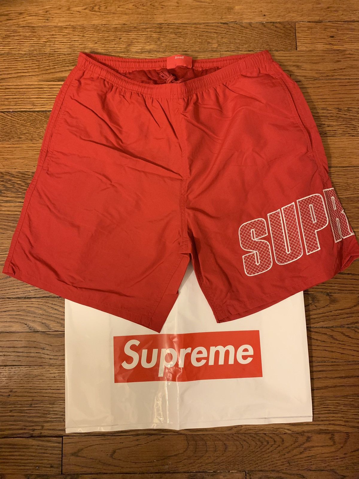 ついに再入荷！ Supreme - Supreme Logo Water Applique Water Short ...