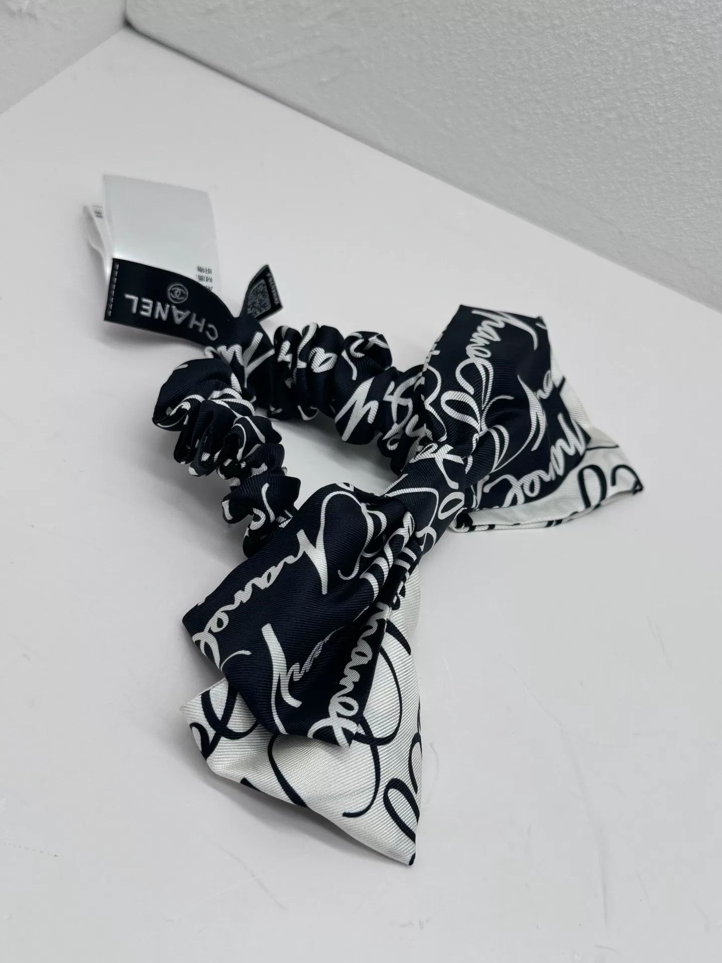 Chanel 24P Black White Letter Bow Scrunchie display picture 2