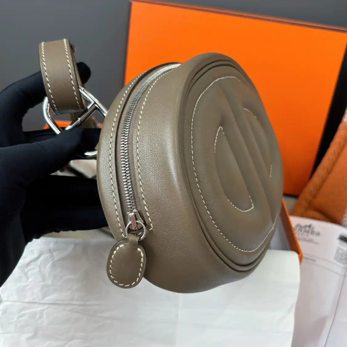 Hermes Hermes In-The-Loop mini Etoupe Swift cowhide leather quilted crossbody bag silve Size ONE SIZE - 3 Thumbnail