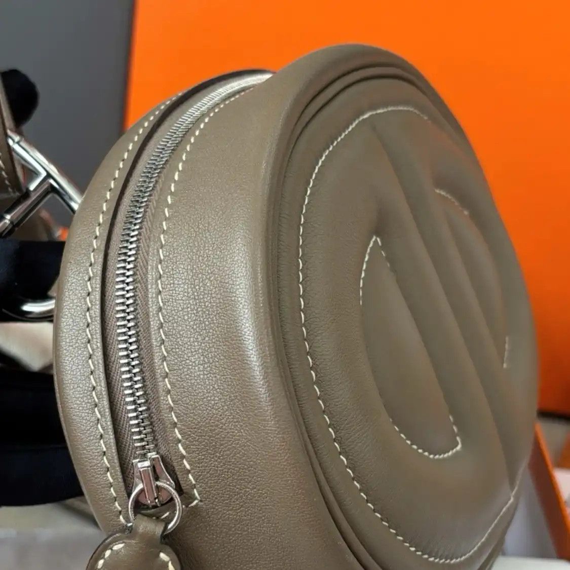 Hermes Hermes In-The-Loop mini Etoupe Swift cowhide leather quilted crossbody bag silve Size ONE SIZE - 11 Thumbnail