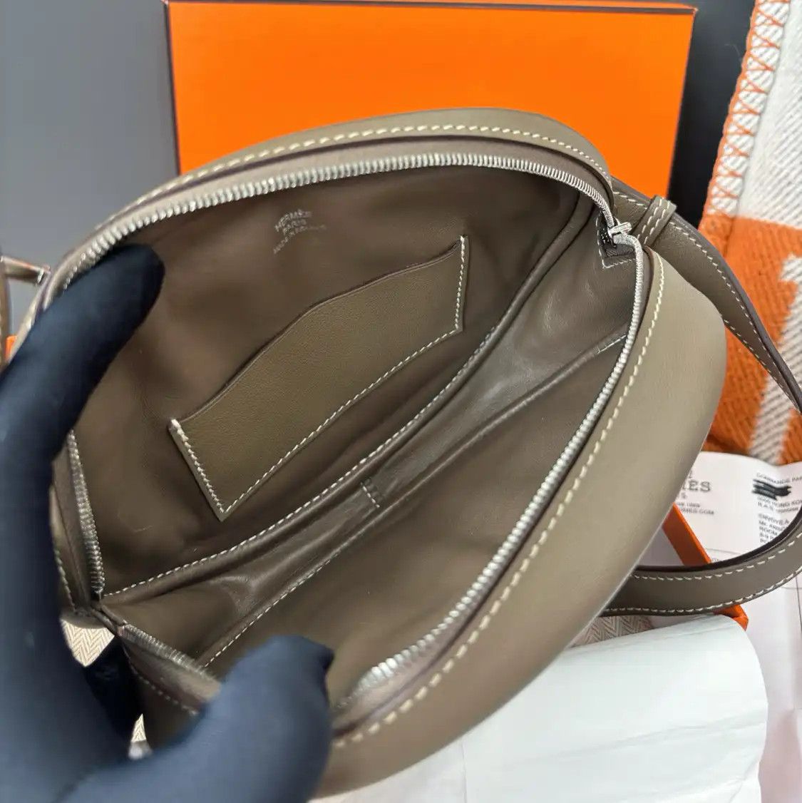 Hermes Hermes In-The-Loop mini Etoupe Swift cowhide leather quilted crossbody bag silve Size ONE SIZE - 9 Thumbnail