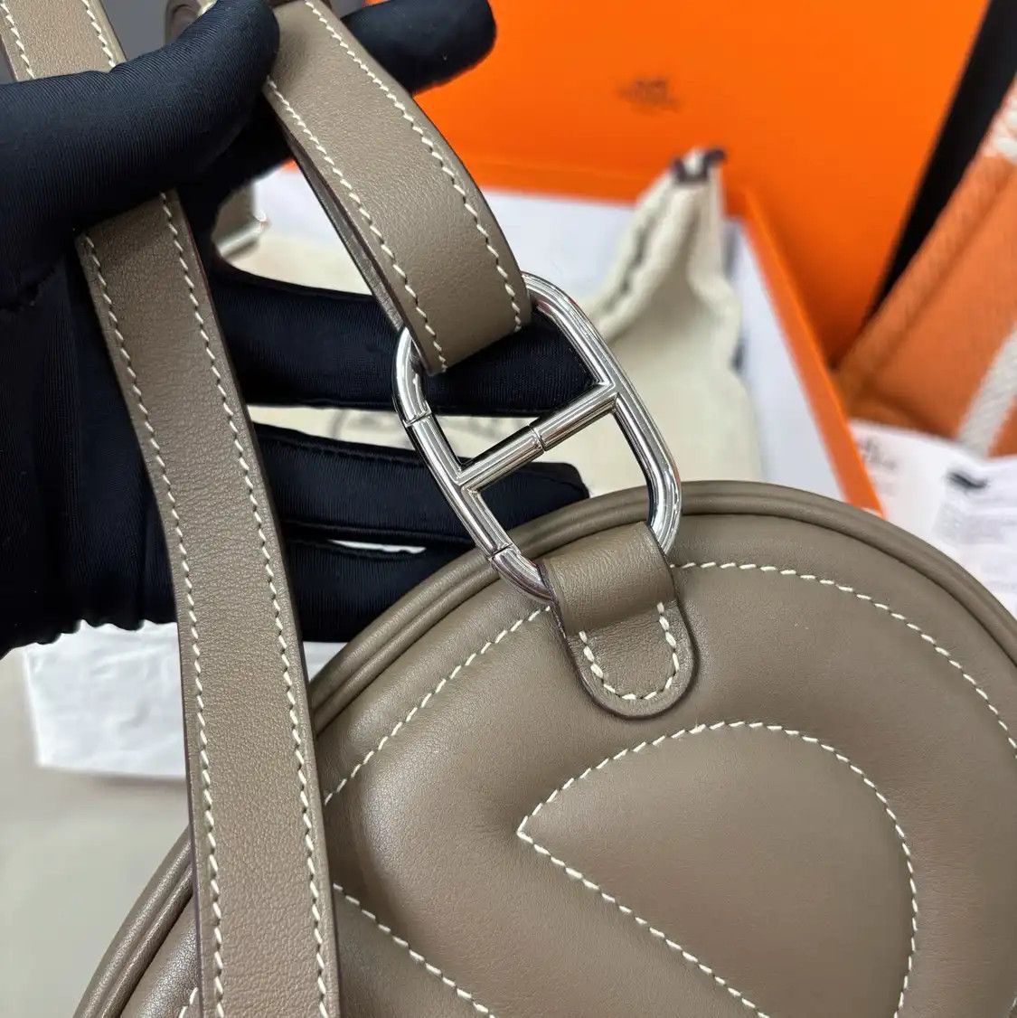Hermes Hermes In-The-Loop mini Etoupe Swift cowhide leather quilted crossbody bag silve Size ONE SIZE - 5 Thumbnail