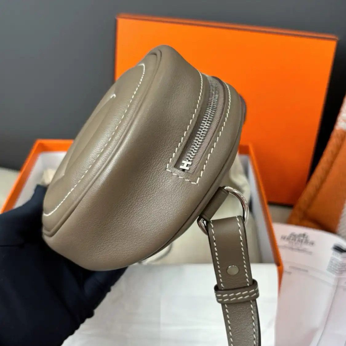 Hermes Hermes In-The-Loop mini Etoupe Swift cowhide leather quilted crossbody bag silve Size ONE SIZE - 6 Thumbnail