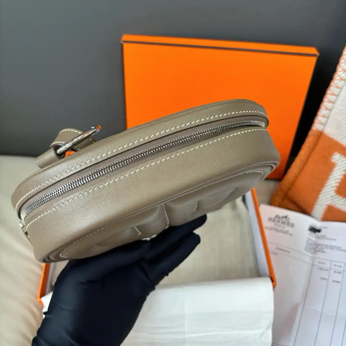 Hermes Hermes In-The-Loop mini Etoupe Swift cowhide leather quilted crossbody bag silve Size ONE SIZE - 8 Thumbnail