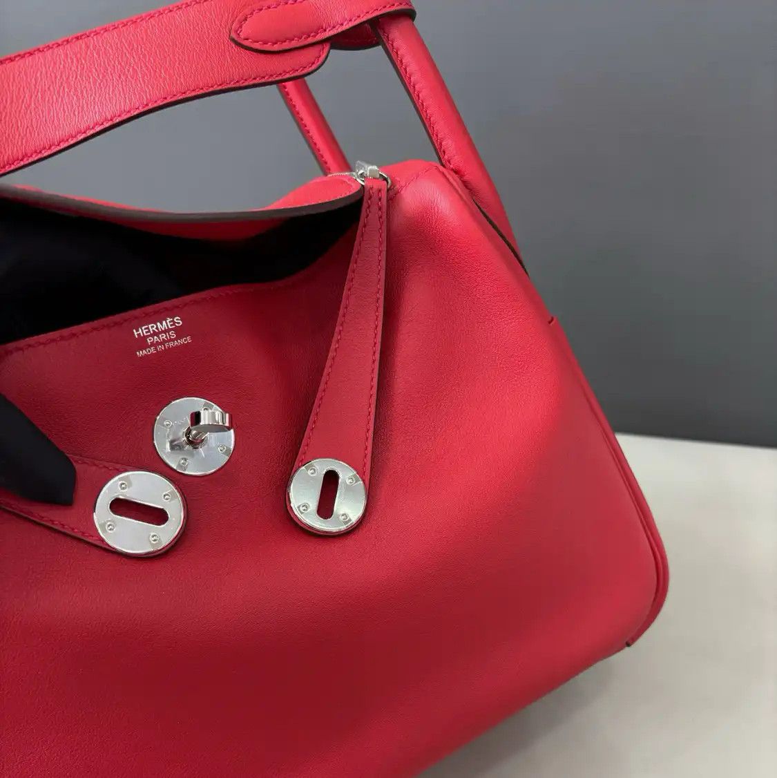 Hermes Hermes Lindy 30 red Swift cowhide leather Lindy bag shoulder bag silver hardware Size ONE SIZE - 8 Thumbnail