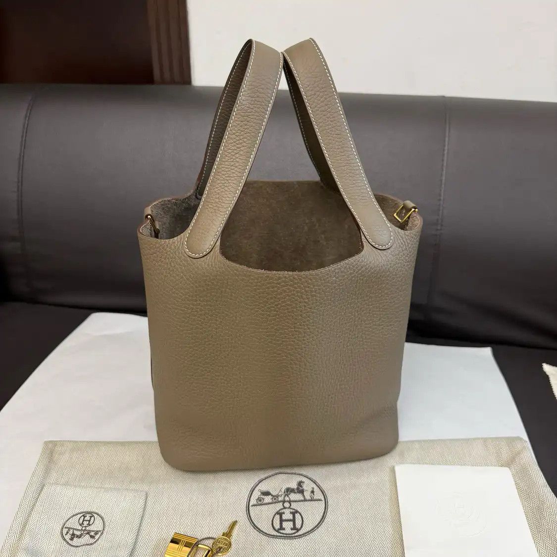 Hermes Hermes Picotin Lock 22 Etoupe Clemence cowhide leather picotin handbag gold hard Size ONE SIZE - 6 Thumbnail