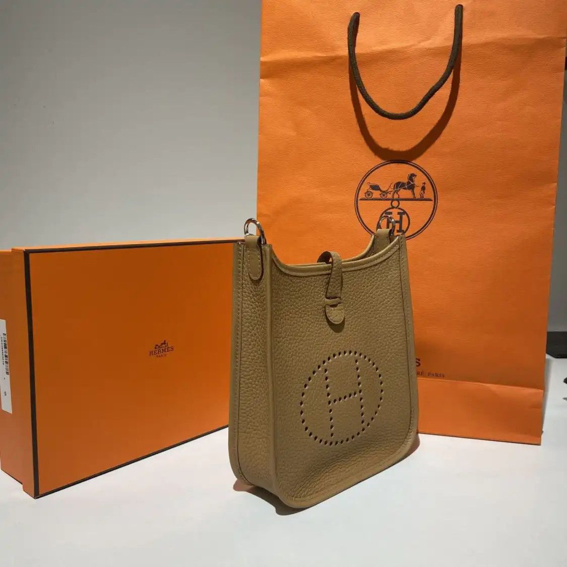 Hermes Hermes Evelyne TPM Gold Brown Clemence cowhide leather Evelyne crossbody bag sil Size ONE SIZE - 3 Thumbnail