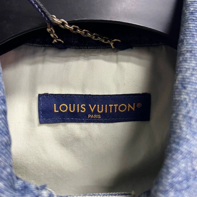 Louis Vuitton Louis Vuitton Blue Brand Logo Embossed Single Breasted Sho Size US XS / EU 42 / 0 - 3 Thumbnail