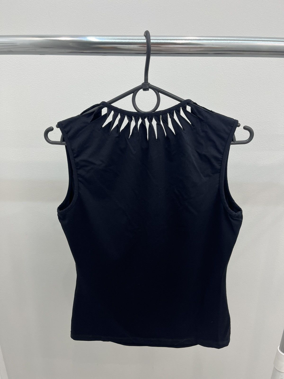 Moschino Vintage Moschino Front Logo Embroidered Tank T-shirt Tee Size L / US 10 / IT 46 - 3 Thumbnail