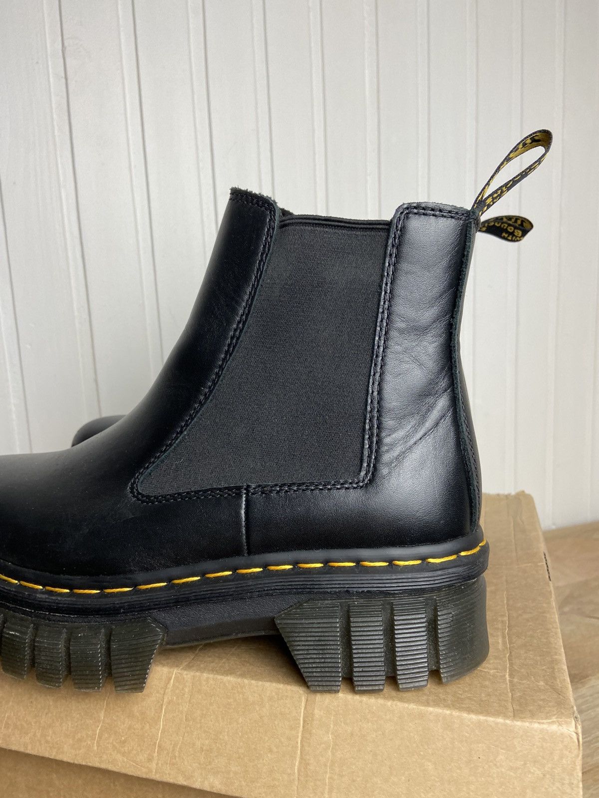 Dr. Martens Used Dr Martens Audrick Chelsea Leather Black Size 9US Size US 9 / IT 39 - 8 Thumbnail