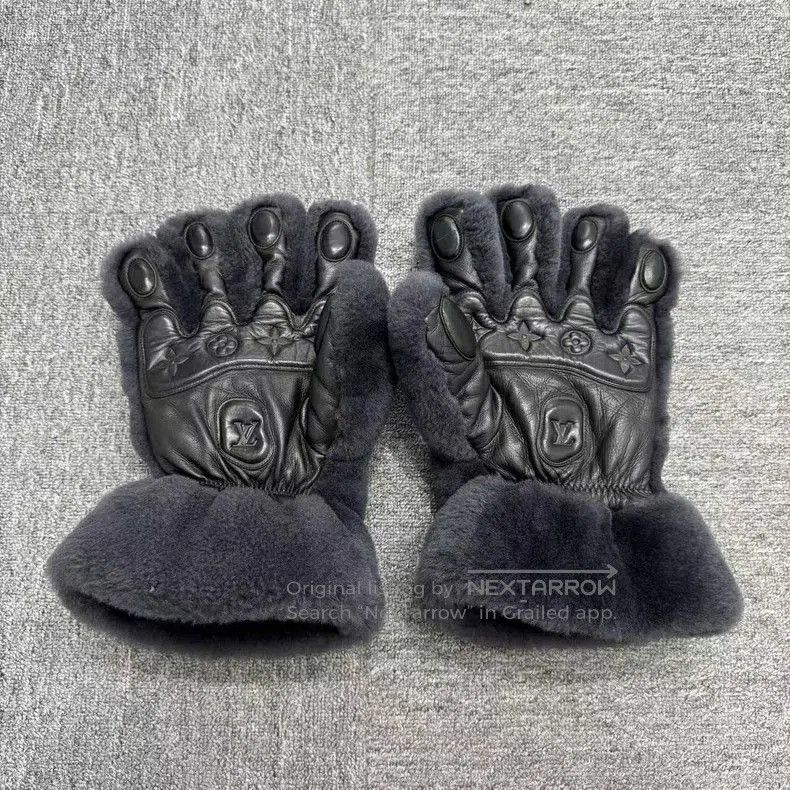 Louis Vuitton Louis Vuitton Bear Gloves With Monogram Design. Size ONE SIZE - 3 Thumbnail