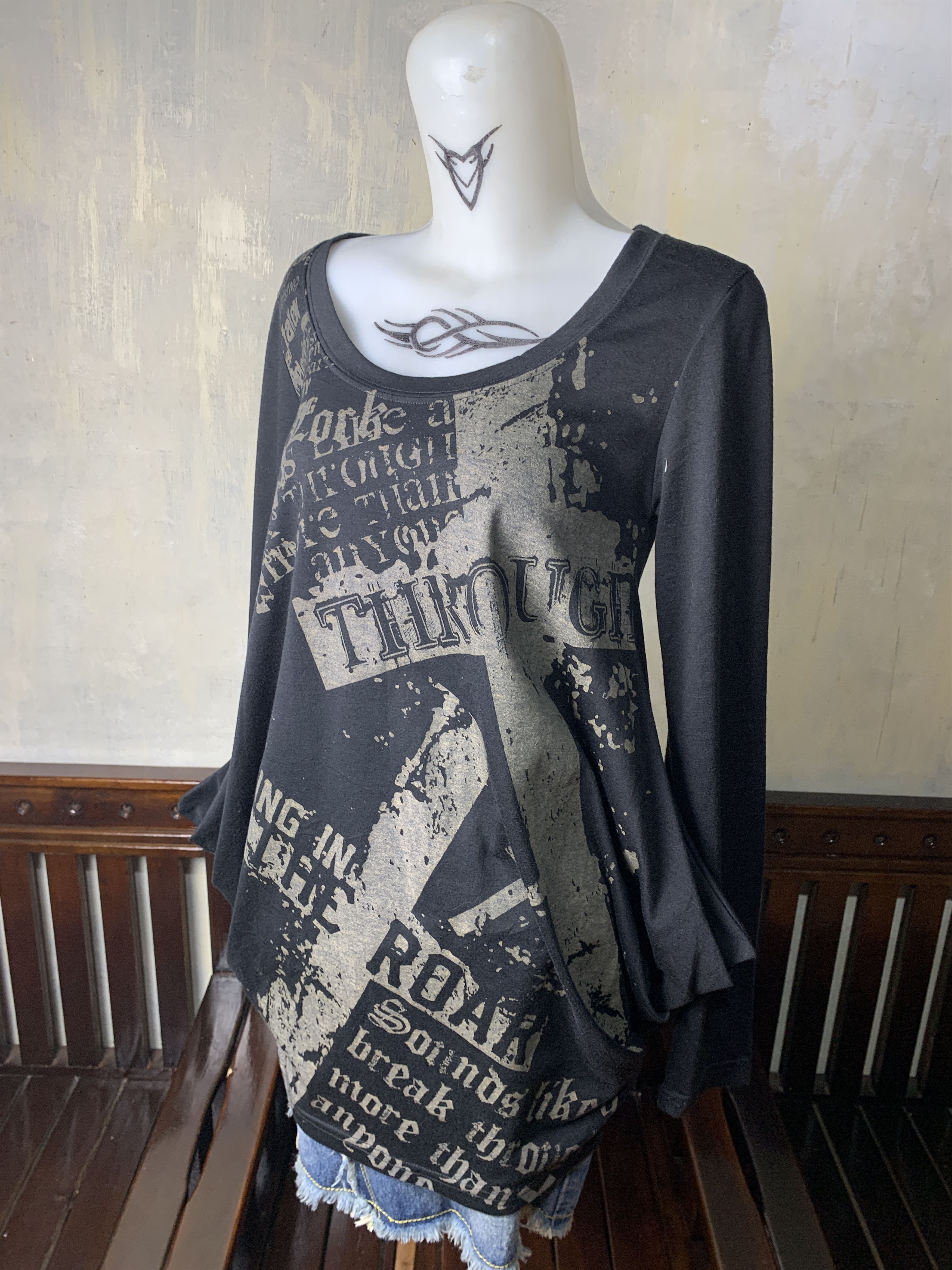 Japanese Brand Ghost of Harlem Cross Skull Poem Dressy Bat Top (F) Size ONE SIZE - 2 Thumbnail