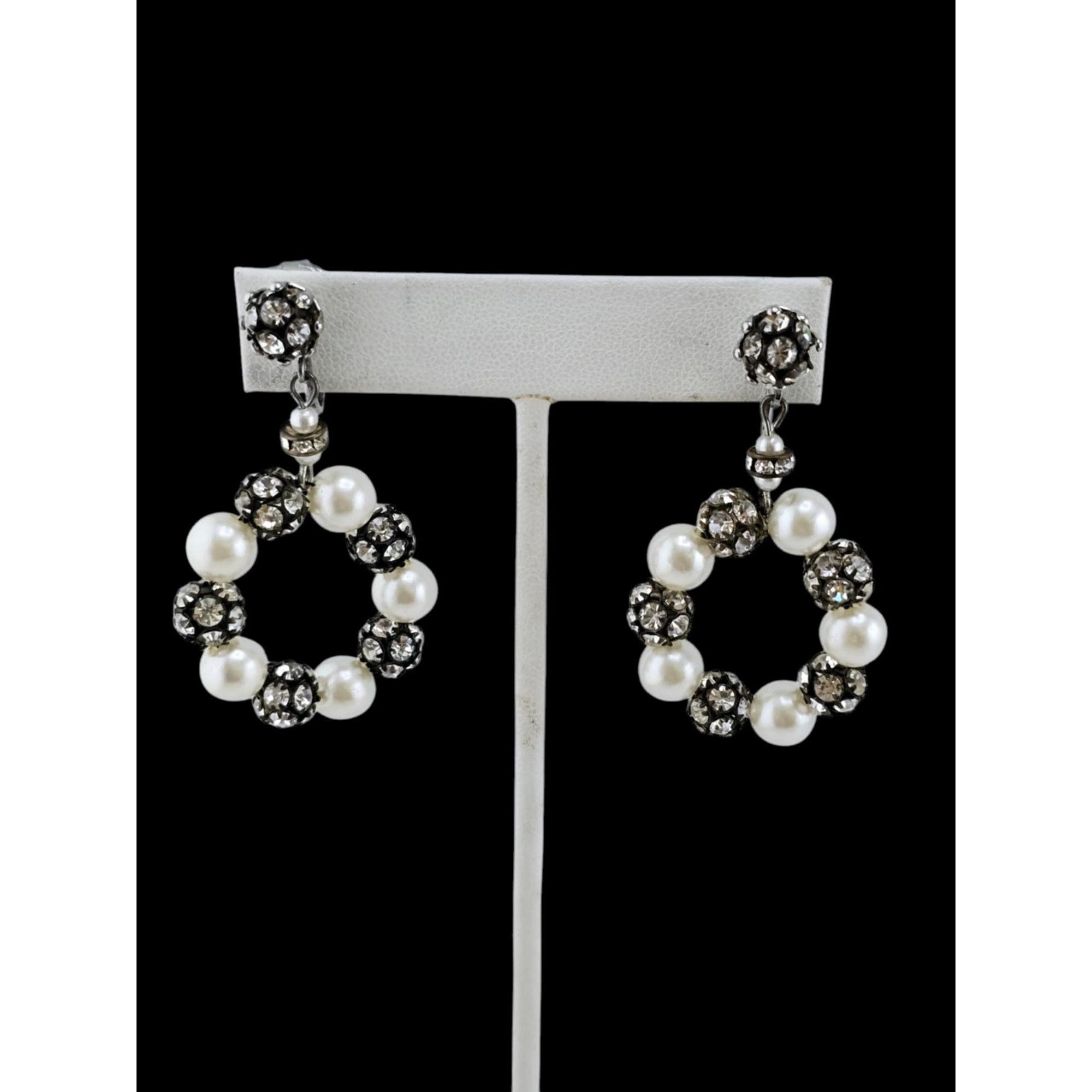 Vintage Vintage Pearl and Rhinestone Unsigned Hoop Clip Earrings (A7 Size ONE SIZE - 1 Thumbnail
