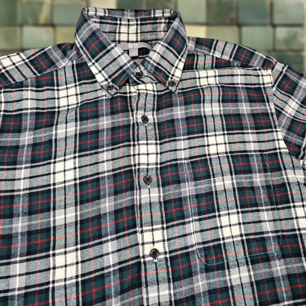 Uniqlo Uniqlo Shirt Womens Size Small Green Plaid Flannel Long Sleeve Button Up Shirt Womens Regular Green Plaid Flannel Button Up Size S / US 4 / IT 40 - 1 Thumbnail