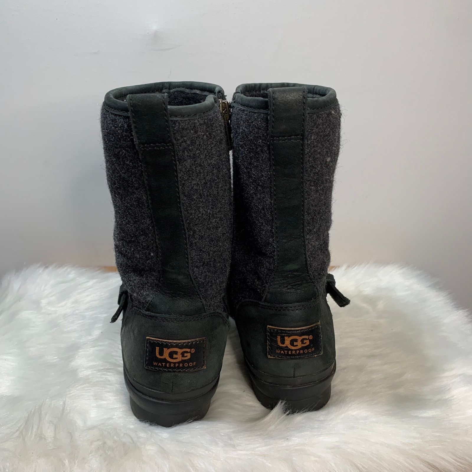 Ugg Ugg Women's Robbie Side Zip Leather & Wool Boots Size 6 Size US 6 / IT 36 - 6 Thumbnail