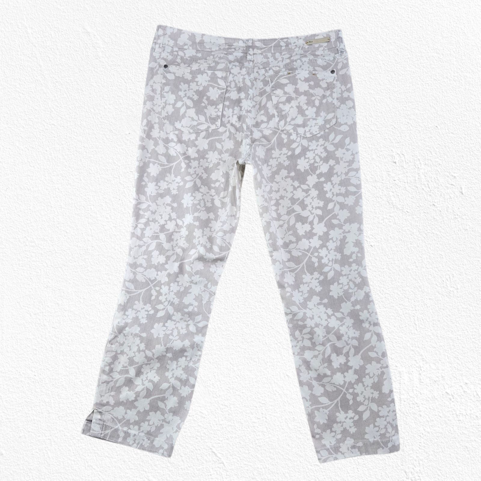 Anthropologie Pilcro Gray Floral Cropped Straight Leg Pants Size 32 Size 32" / US 10 / IT 46 - 14 Thumbnail