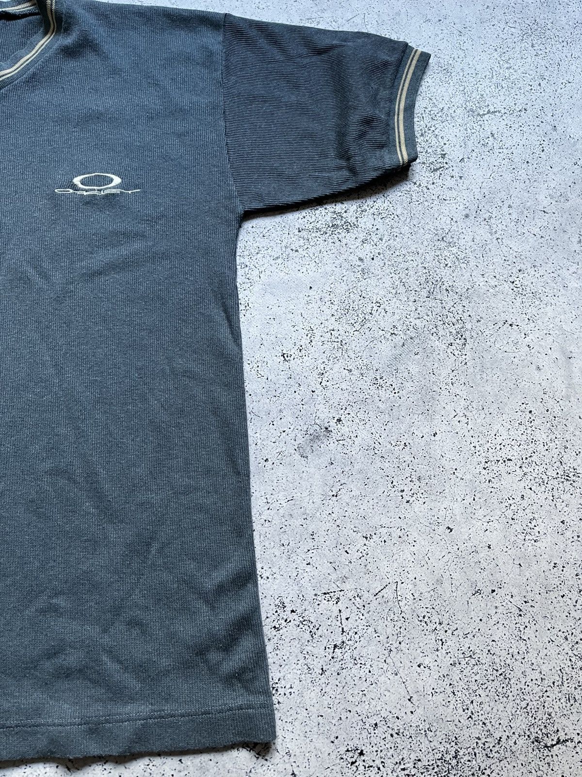 Vintage Vintage Oakley Rare T-shirt Embroidered Logo Tee Y2K USA Size US M / EU 48-50 / 2 - 3 Thumbnail