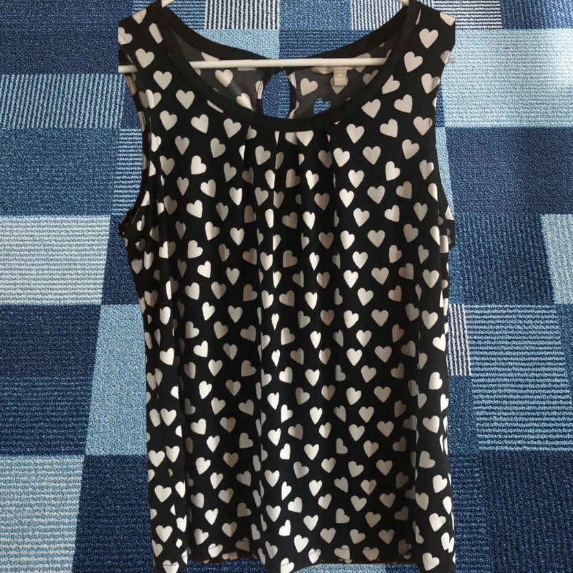 Banana Republic Banana Republic Blouse Shirt Womens M Multicolor Sleeveless Round Neck Button Hearts Knits Casual Business Party/Cocktail Travel Size M / US 6-8 / IT 42-44 - 1 Thumbnail