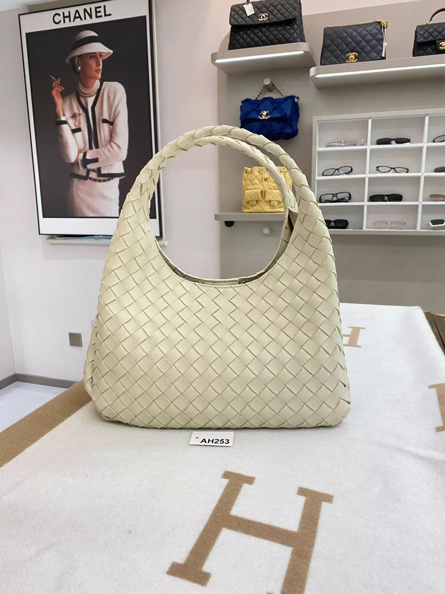 Bottega Veneta BV Woven Hobo Bag Ivory 33x20x19 Like New AH253 Size ONE SIZE - 1 Thumbnail
