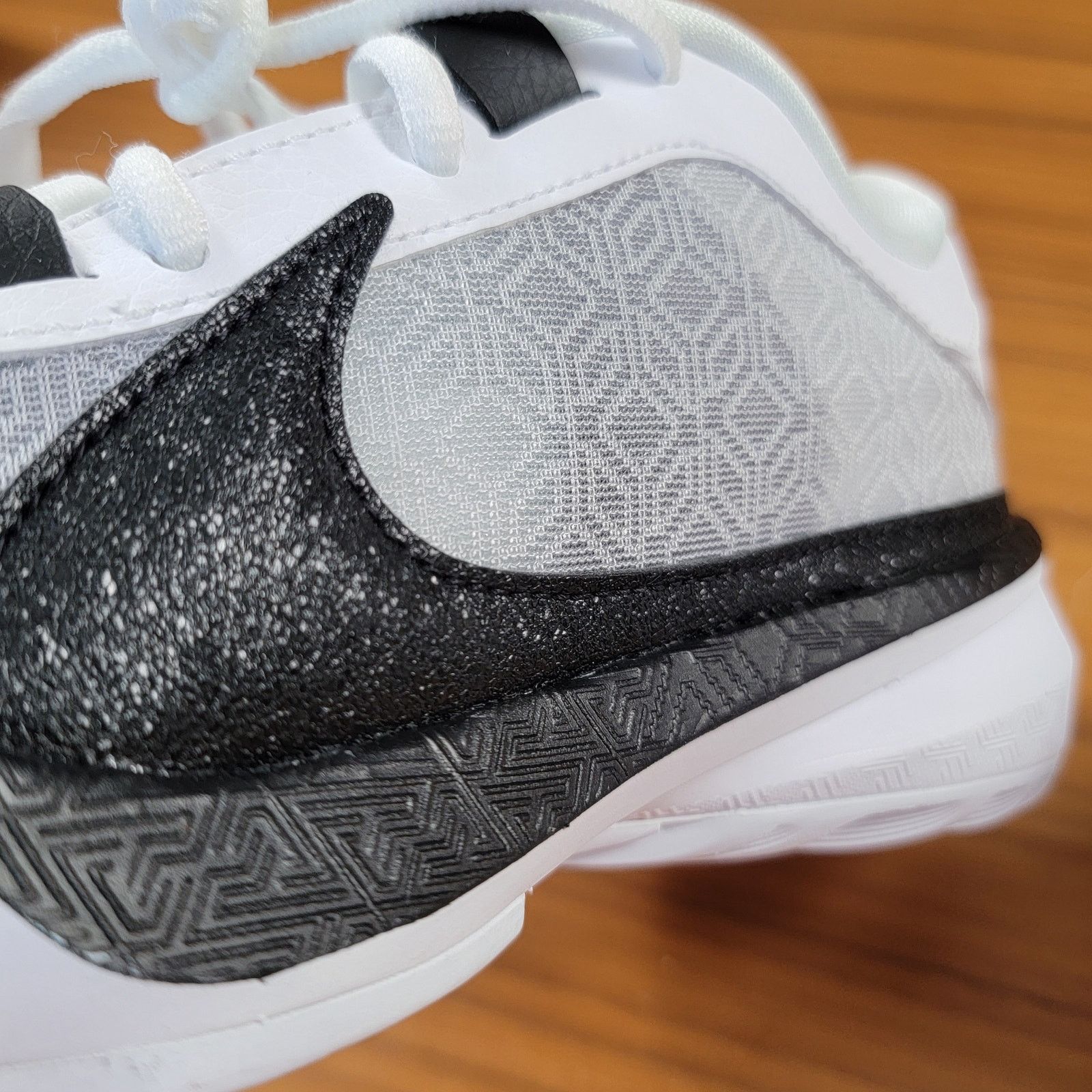 Nike Nike Zoom Freak 5 TB 'White Black' Sz 5 DZ2946-100 New Size US 5 / EU 37 - 9 Thumbnail