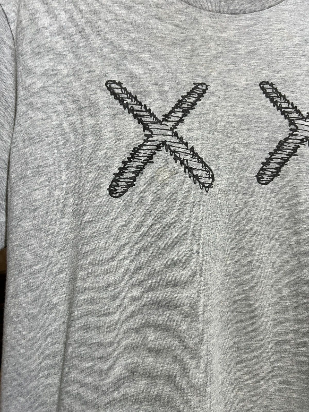 Japanese Brand Kaws Uniqlo Back Graphics Design Size US M / EU 48-50 / 2 - 5 Thumbnail