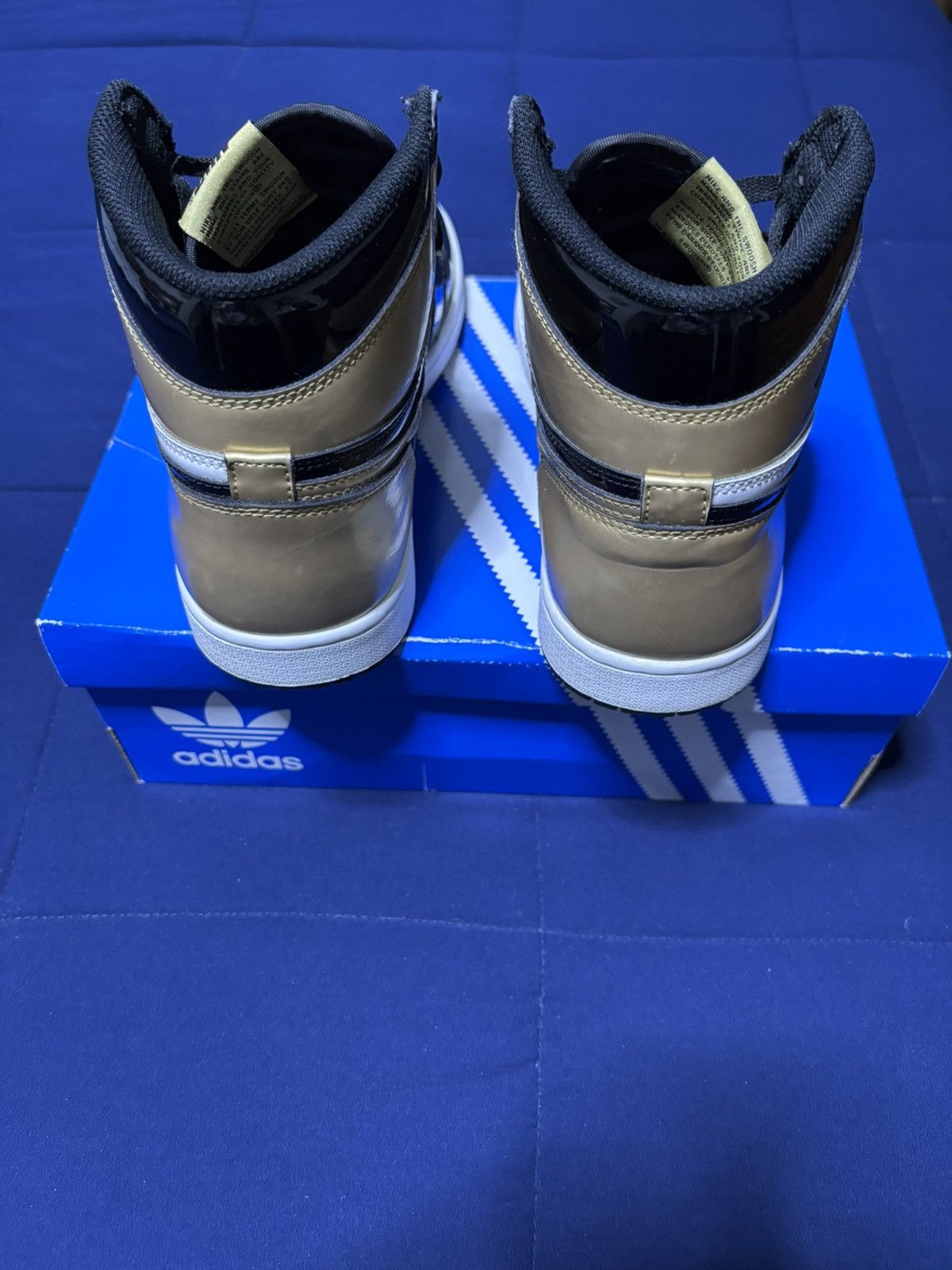 Jordan Brand Jordan 1 Retro High OG NRG Gold Toe 2018 Size 9.5 Size US 9.5 / EU 42-43 - 5 Thumbnail