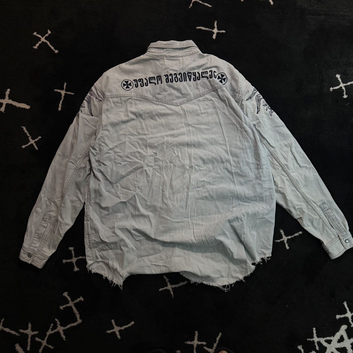 Vetements SS19 - Georgian Levis Edition Embroidered Blue Denim Shirt Size US M / EU 48-50 / 2 - 3 Thumbnail