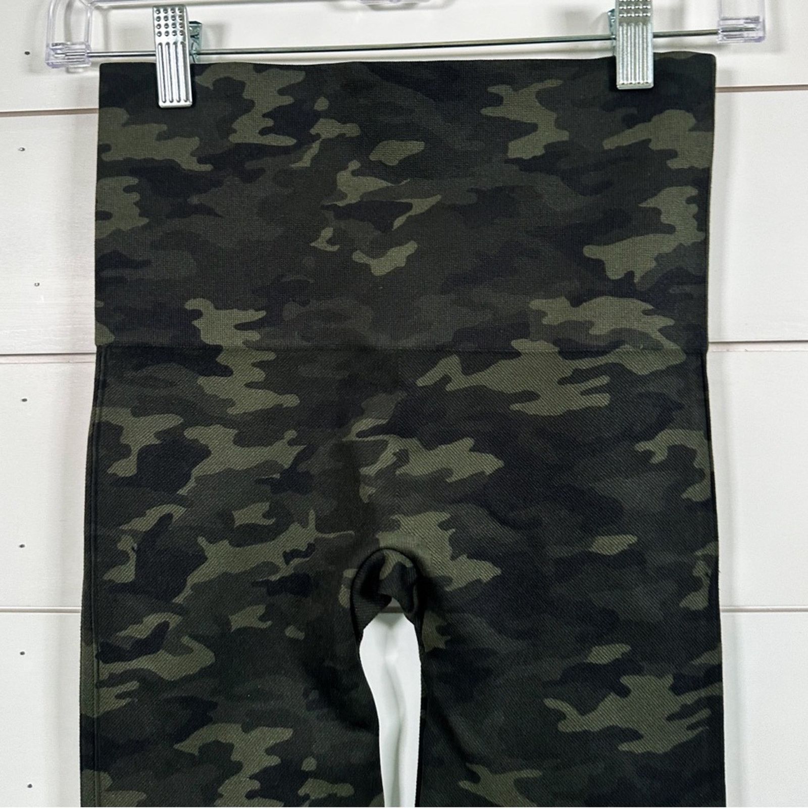 Spanx Spanx Seamless Dark Green Camo Leggings Medium, MSRP $68 Size 30" / US 8 / IT 44 - 6 Thumbnail
