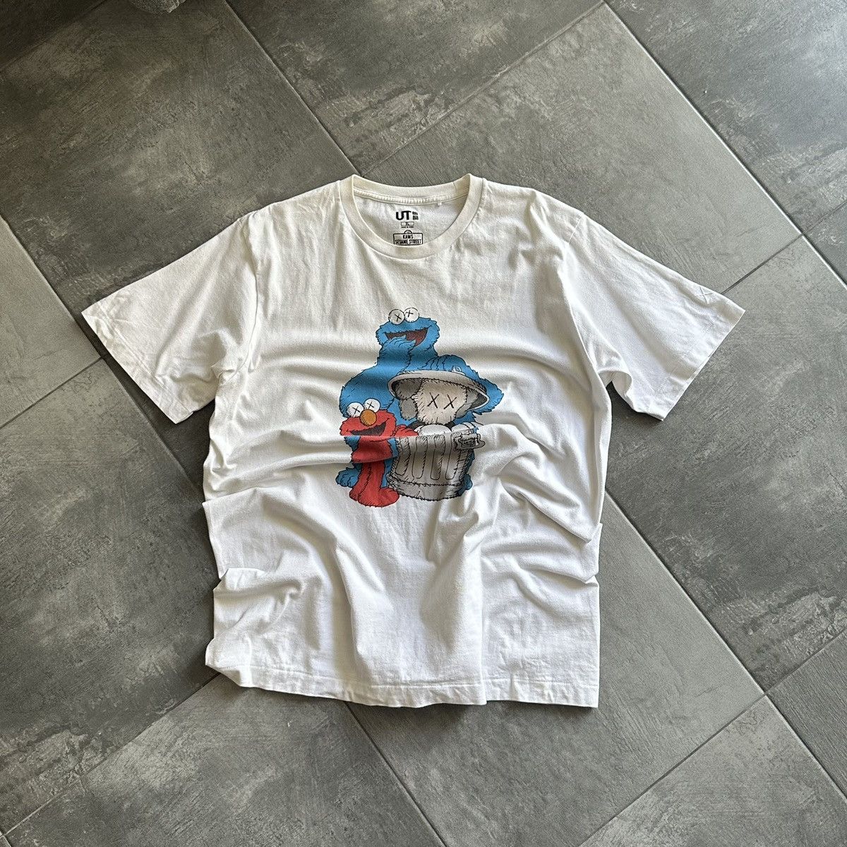 Band Tees Vintage T-shirts Uniqlo & Kaws Sesame Street Big Logo Band Size US XL / EU 56 / 4 - 1 Thumbnail