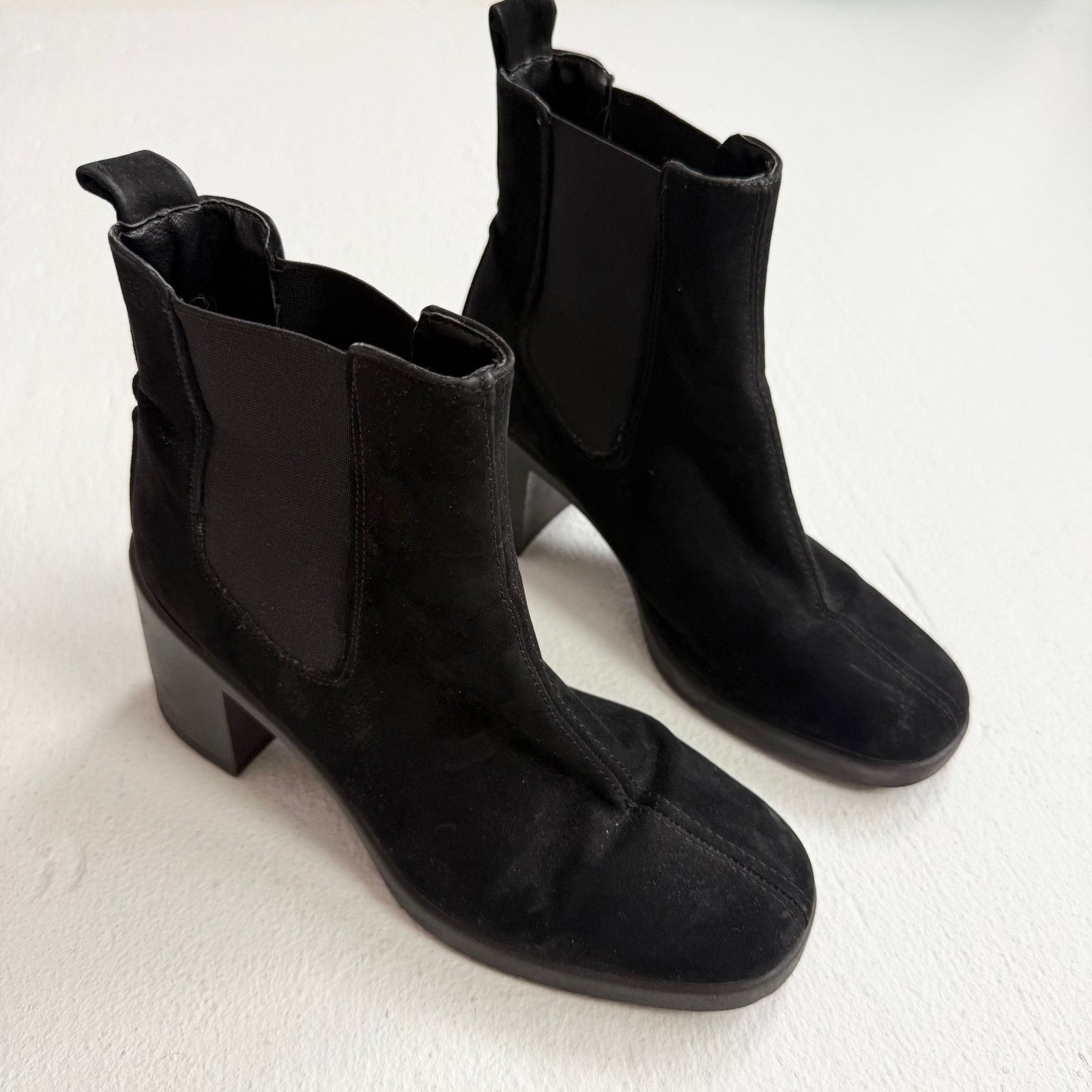 Urban Outfitters Urban Outfitters Black Suede Block Heel Chelsea Boots Size 7 Size US 7 / IT 37 - 2 Thumbnail