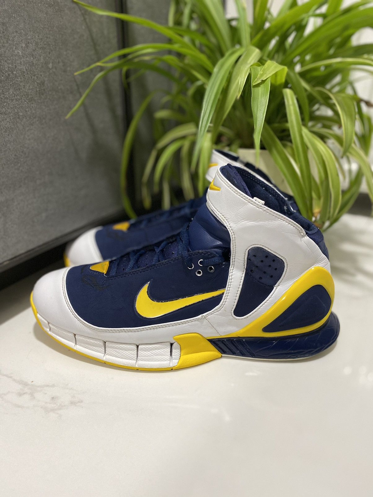 Nike Nike Air Zoom huarache 2K5 Midnight Navy Varsity Maize Size US 11 / EU 44 - 2 Thumbnail