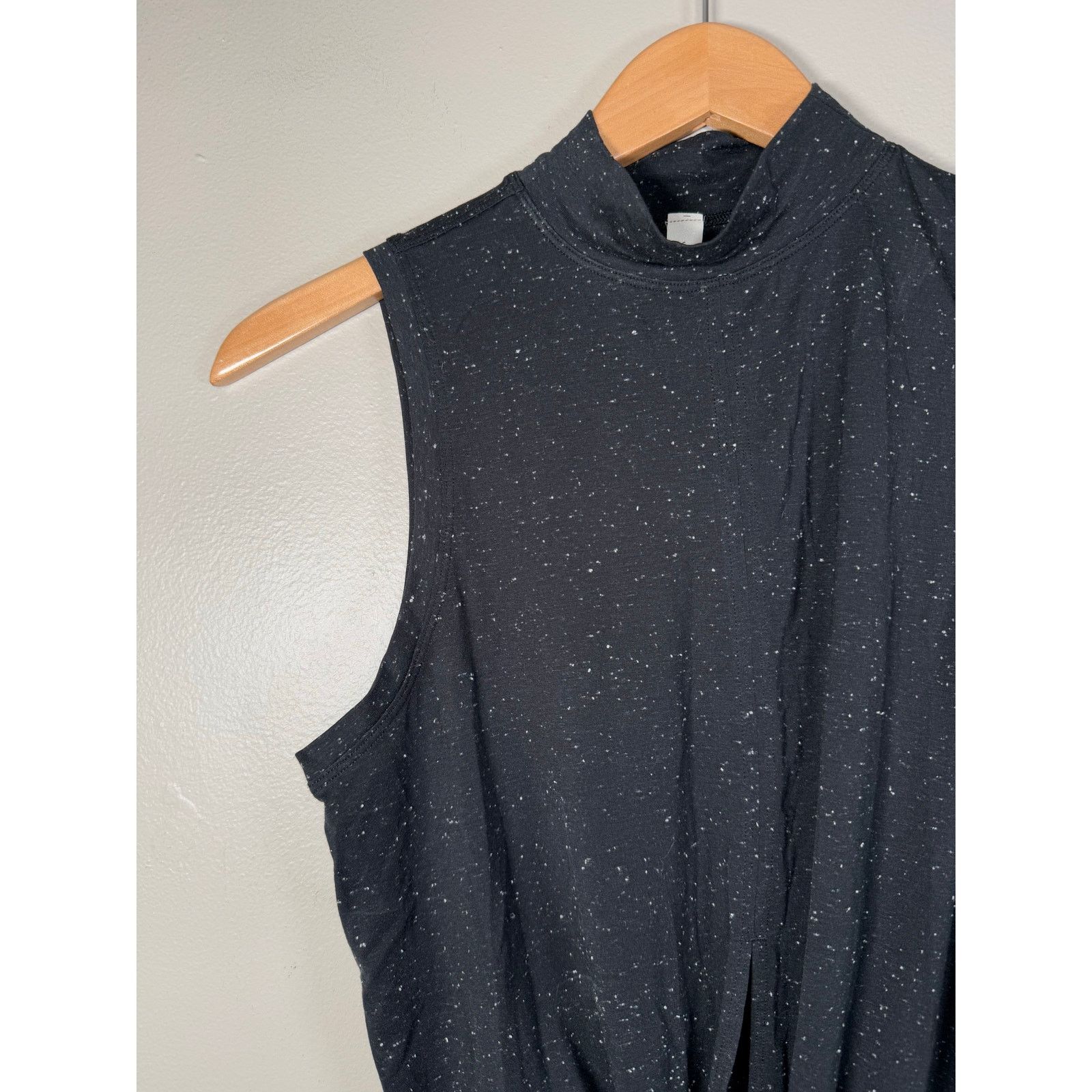 Lululemon NWOT Lululemon Time to Restore Mock Neck Tank size 6 Size M / US 6-8 / IT 42-44 - 10 Thumbnail