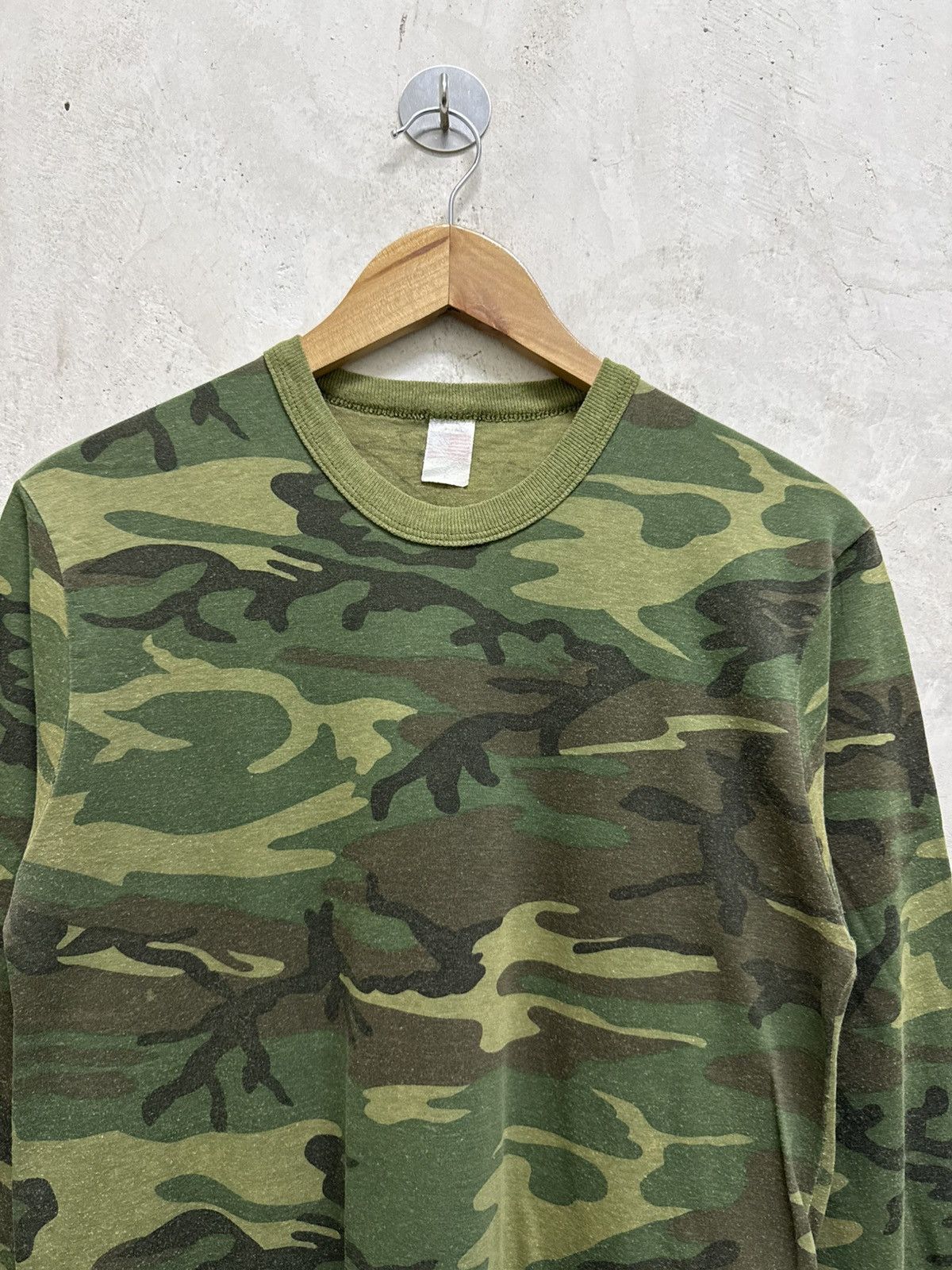 Vintage Vintage 90s Camouflage Army T-Shirt Size US S / EU 44-46 / 1 - 2 Thumbnail