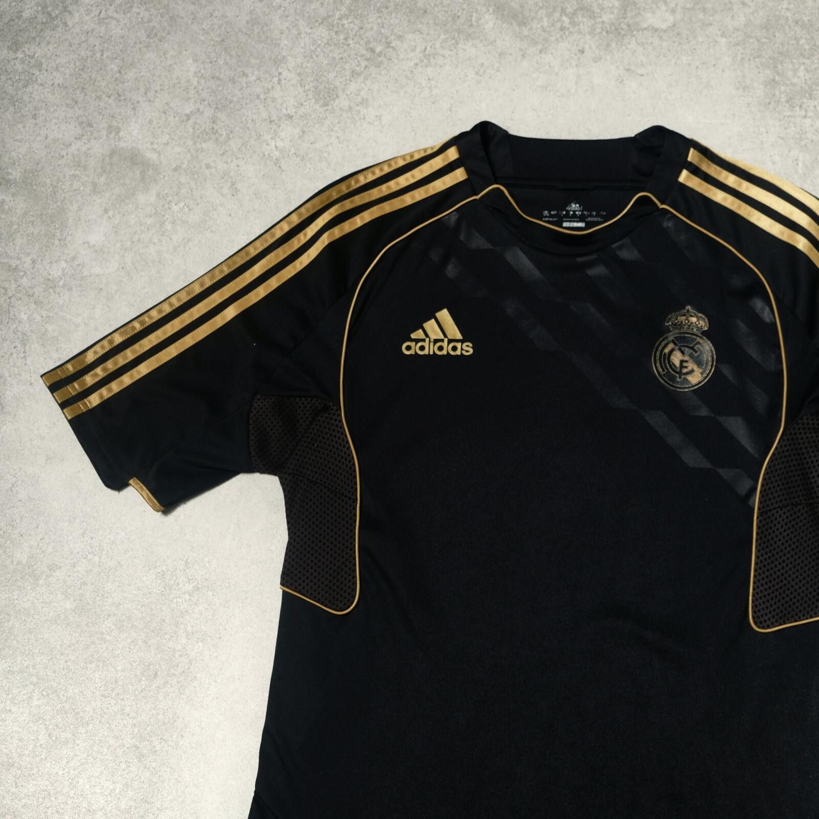 Adidas 2011/12 Real Madrid Training Shirt Adidas (M/L) Size US M / EU 48-50 / 2 - 3 Thumbnail