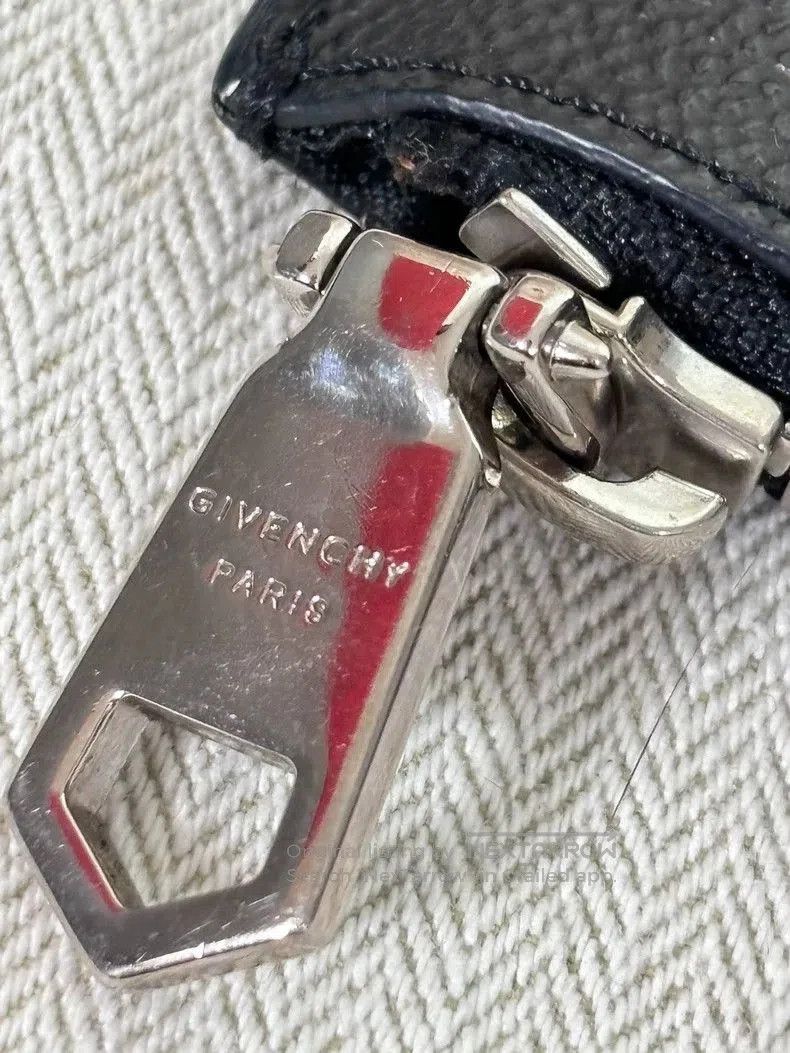 Givenchy Givenchy Dog Head Envelope Pouch . Size ONE SIZE - 3 Thumbnail
