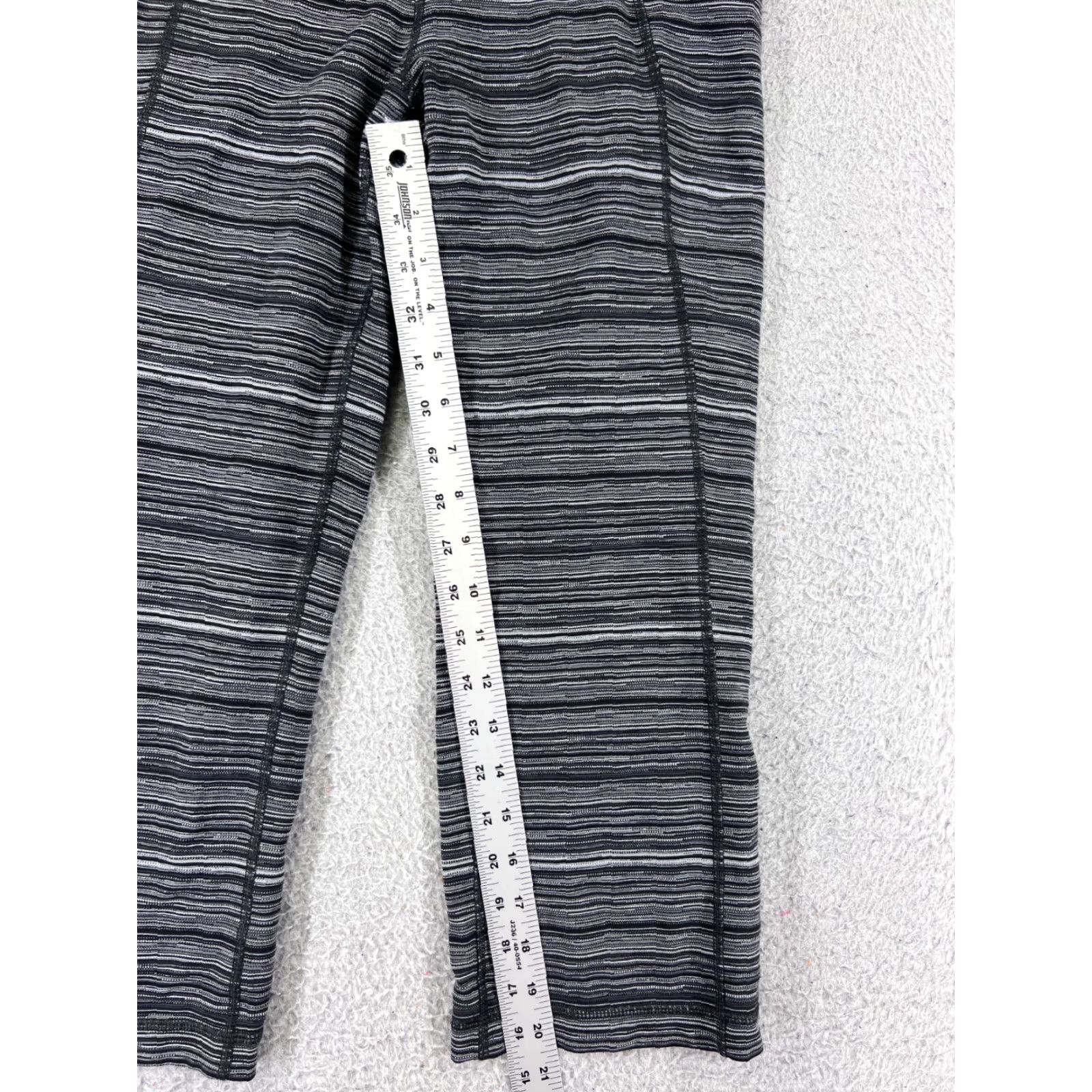 Lululemon Lululemon Pants Womens 8 Capri Yoga Gym Workout Striped Black White Pockets Leggings 20in Inseam 20 Regular Capris Womens Size 30" / US 8 / IT 44 - 7 Thumbnail