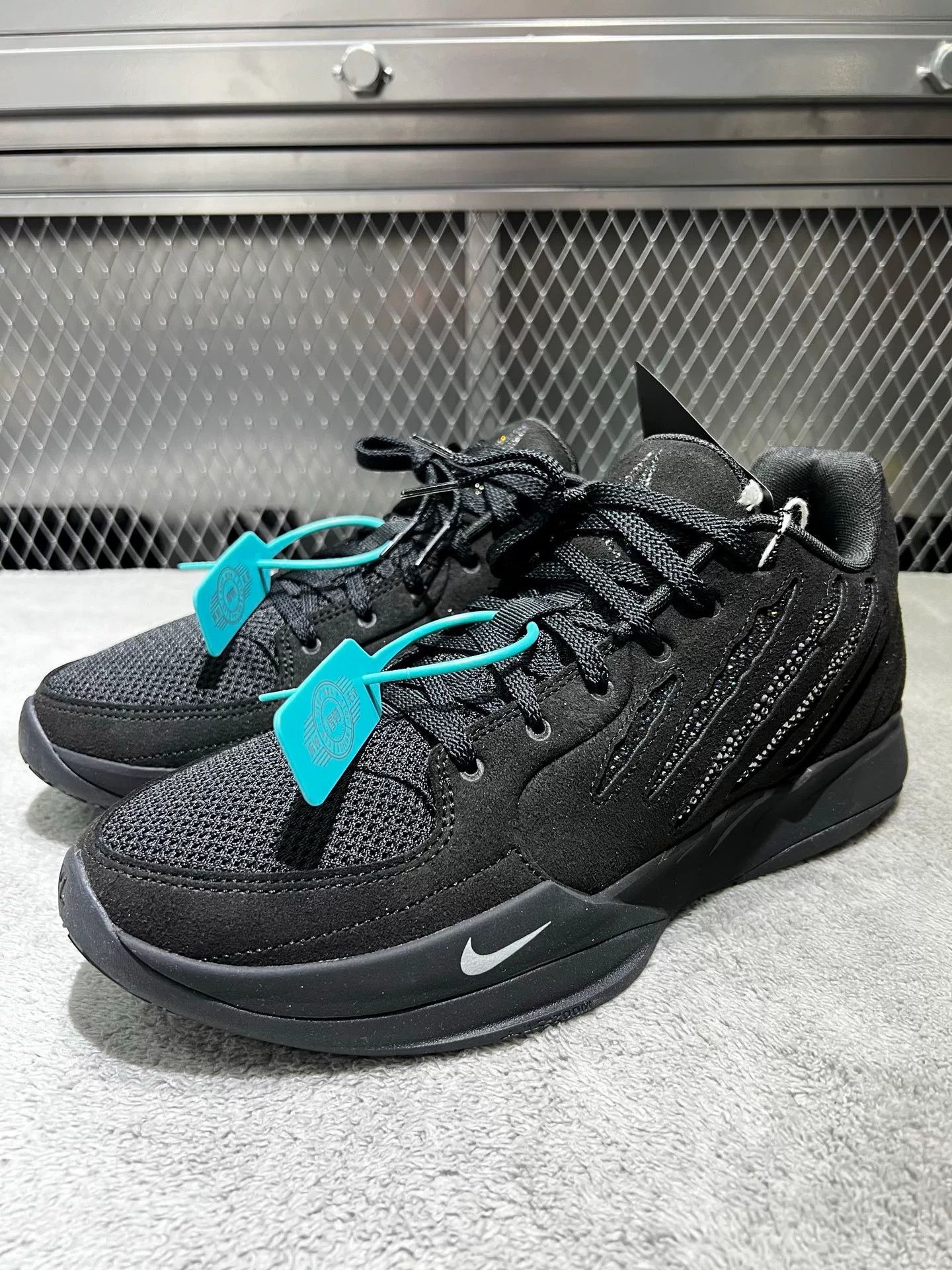 Nike Nike Black Lowtop Sneakers 44.5 Men Size US 11 / EU 44 - 1 Thumbnail