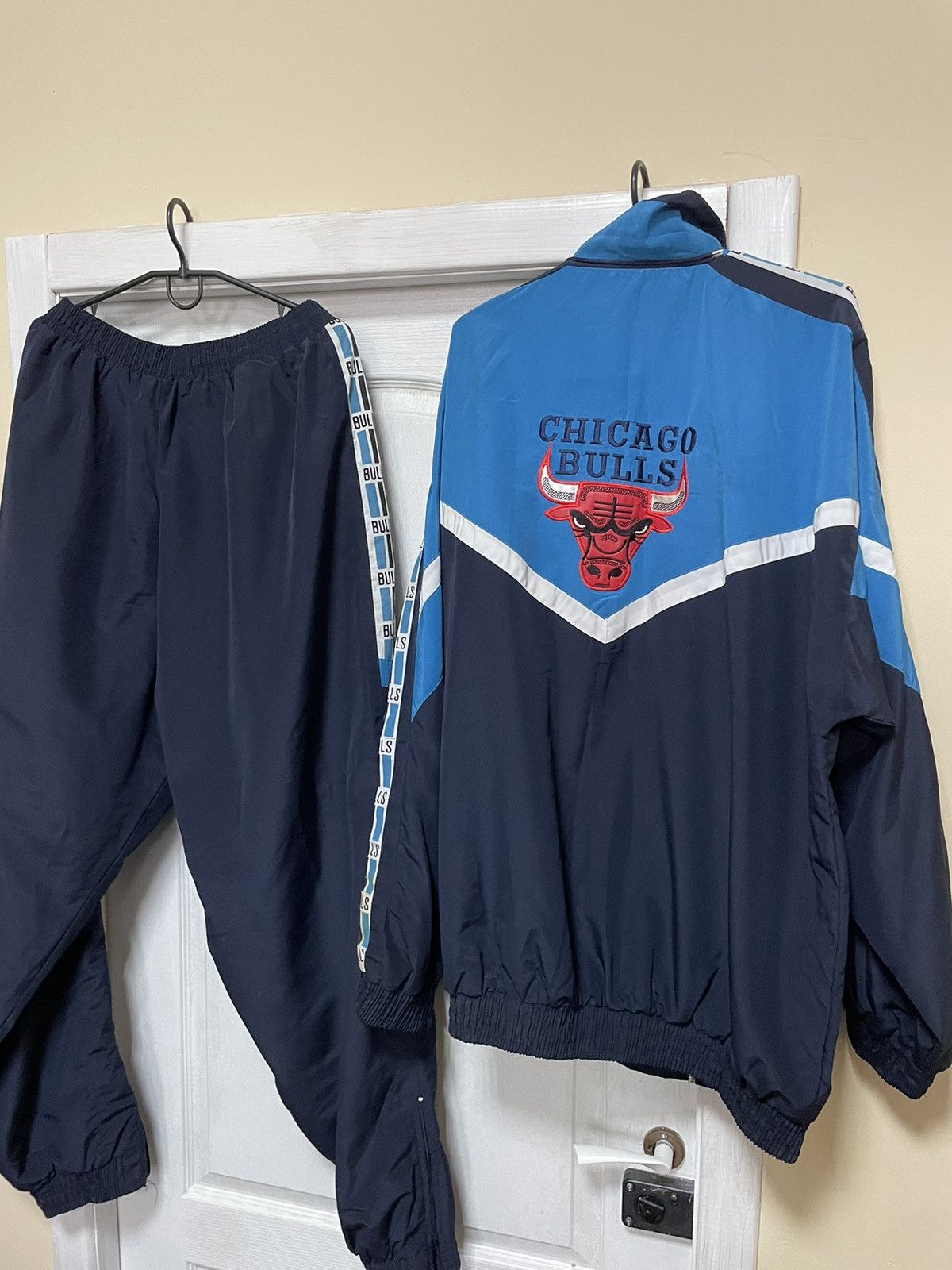 NBA × Vintage XL Chicago Bulls Jacket Windbreaker nba pants suit bomber Size US XL / EU 56 / 4 - 2 Thumbnail
