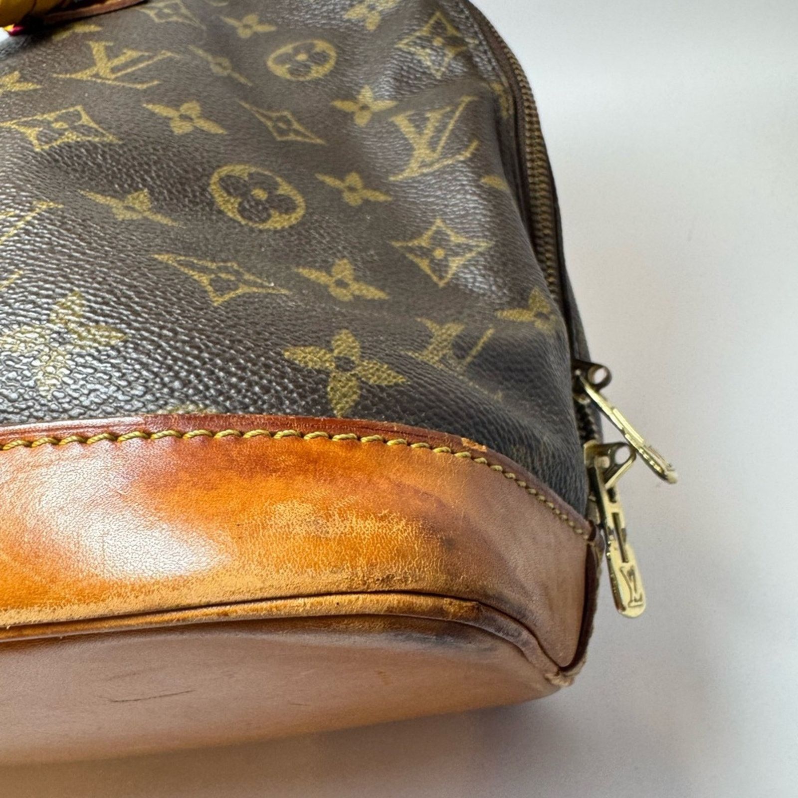 Louis Vuitton Louis Vuitton Alma MM Monogram Satchel Made In France Size ONE SIZE - 13 Thumbnail