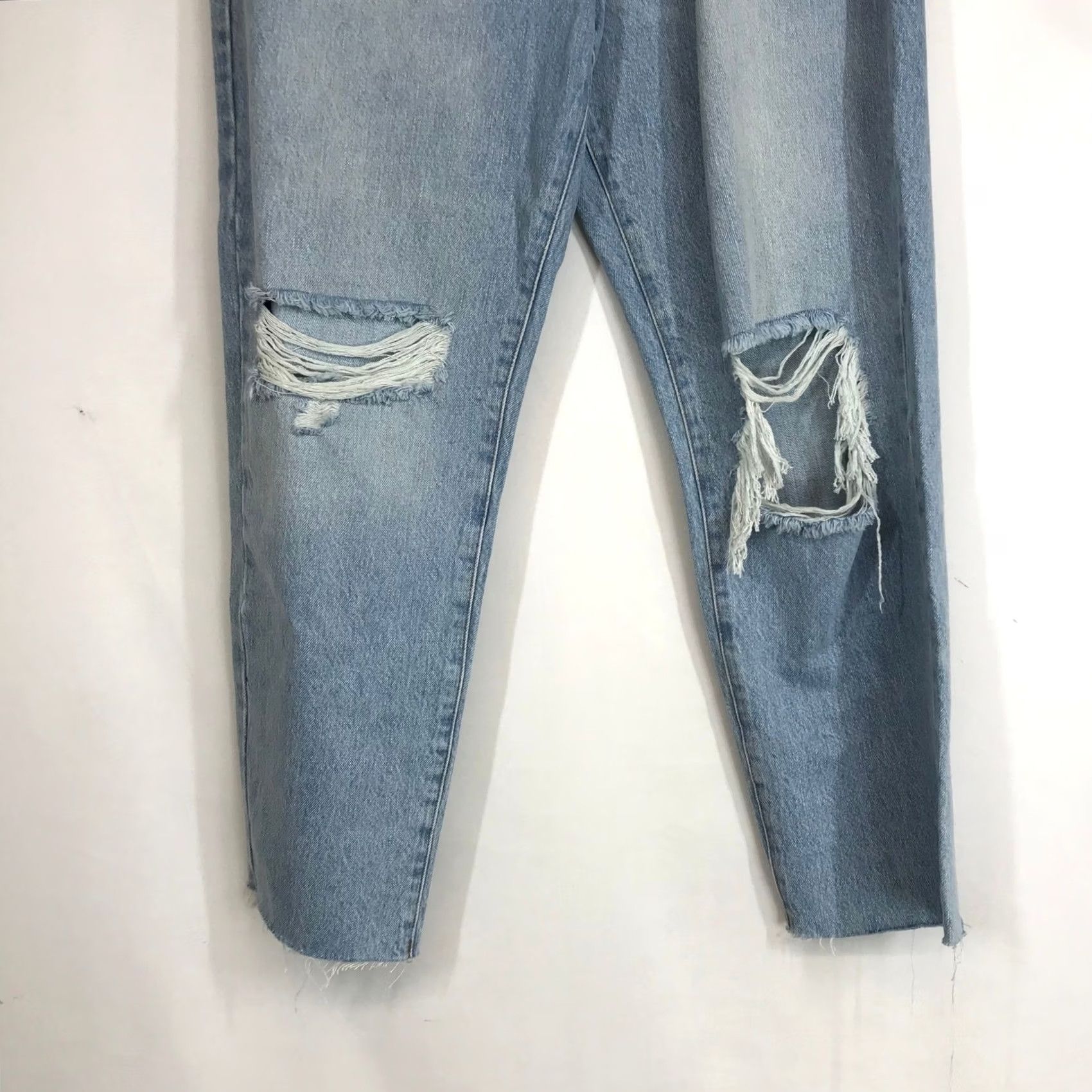 Urban Outfitters BDG Urban Outfitters Slim Straight Jeans Women Size 31 Light Wash Ripped Size 24" / US 00 / IT 34 - 3 Thumbnail
