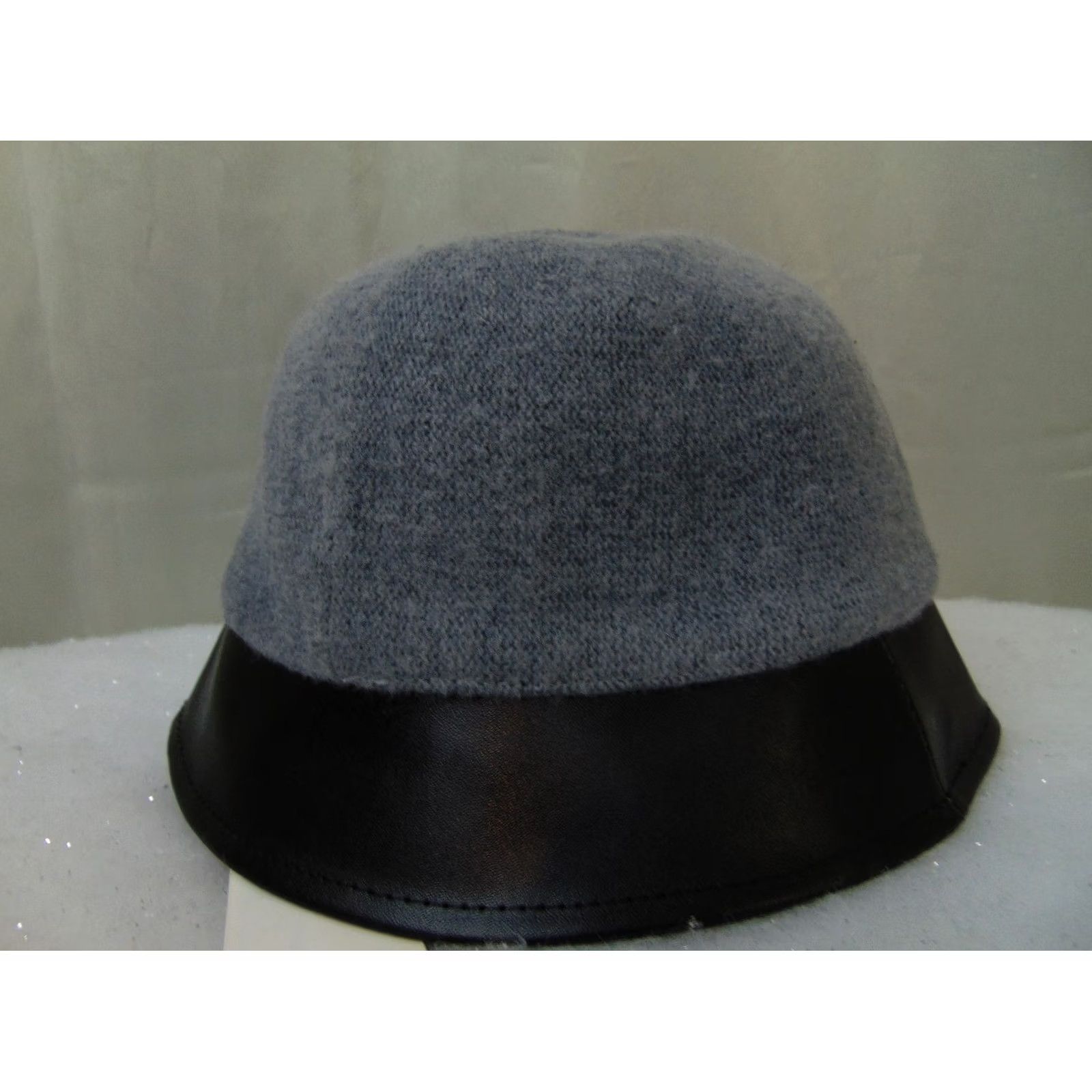 Vintage VINTAGE August Accessories Cloche Hat Gray One Size Wool Blend Faux-Leather Brim Women Mens? Size ONE SIZE - 2 Thumbnail